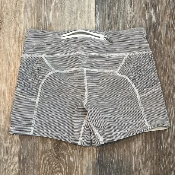 Lululemon Shorts - Size 4 - Picture 6 of 12